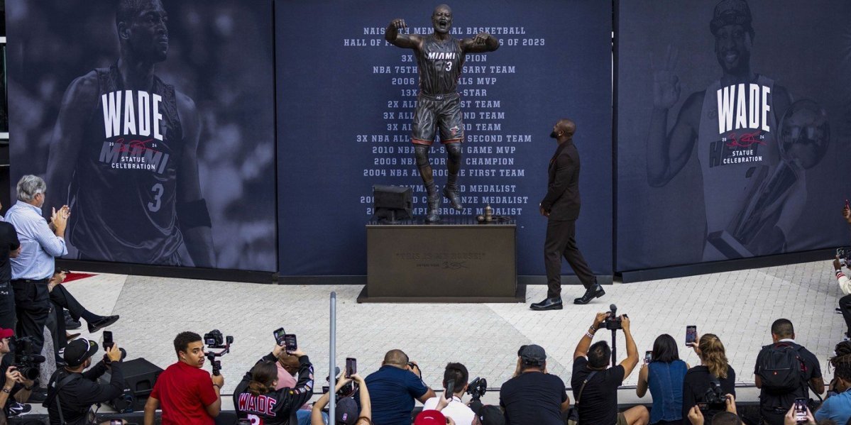 Pobogu, ko je ovaj čovek? NBA legenda dobila statuu, Amerika umire od smeha (VIDEO/FOTO)