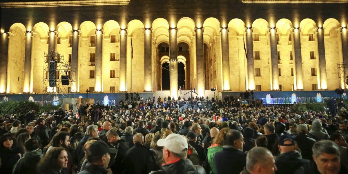 (FOTO, VIDEO) Počeli protesti u Gruziji! Opozicija krenula sa okupljanjem nakon sastanka sa stranim diplomatama!