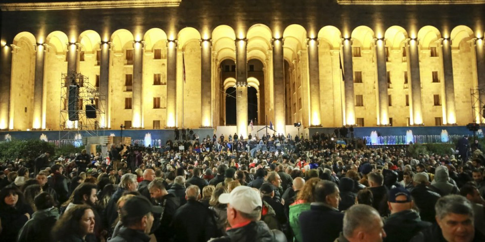 (FOTO, VIDEO) Počeli protesti u Gruziji! Opozicija krenula sa okupljanjem nakon sastanka sa stranim diplomatama!