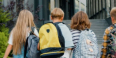 Ministarstvo unutrašnjih poslova, povodom perioda učestalih đačkih ekskurzija i rekreativnih nastava, podseća sve organizatore prevoza da poštuju propise i blagovremeno prijave prevoz dece kako bi se obezbedili svi uslovi za bezbedno putovanje.