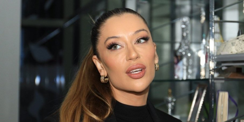 Prosidba na koncertu Tee Tairović: Devojka briznula u plač (VIDEO)