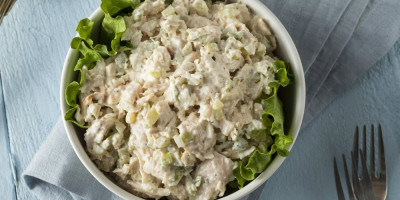 Ukoliko želite da iznenadite goste nekim novim specijalitetom, predlažemo salatu od piletine sa kikirikijem, osvežavajuću i zasitnu - omiljenu svim generacijama.