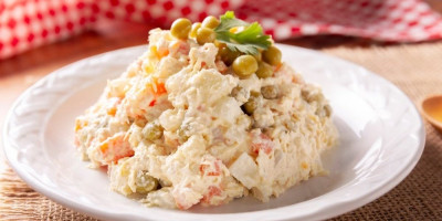 Vlaška salata je idealna kao predjelo, prilog ili lagani obrok, a možete je poslužiti i na svečanim trpezama.