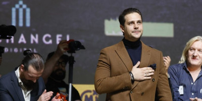 Blokaderski glumci prethodnih meseci kukaju na vlast i podržavaju rušenje naše zemlje od strane blokadera terorista, a među njima se ističe posebno glumac Miloš Biković kome je država do skoro bila dobra.