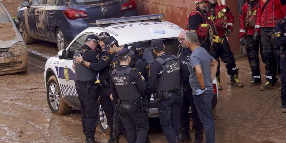 Lažni moralisti iz opozicije, da vas čujemo sad?! Direktni saučesnici u tragediji u Valensiji se prave ludi, u Srbiji ministri daju ostavku iako nisu direktno odgovorni!