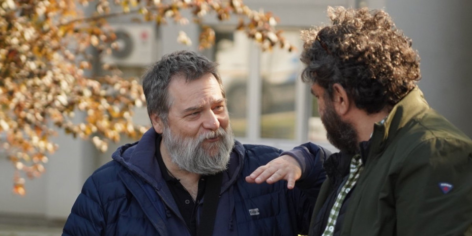 Kakav šamar blokaderima! Legendarni glumac im zapušio usta: "Prošli put sam za Vučića potpisao jednom rukom, sada ću sa obe" (VIDEO)