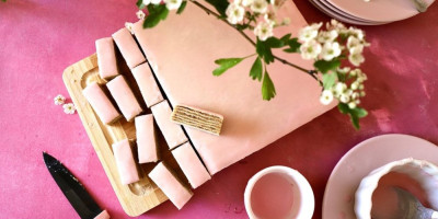 Ovaj recept za Rozen tortu potiče iz vremena kad su domaćice sa puno ljubavi pripremale kolače koristeći samo najkvalitetnije sastojke.