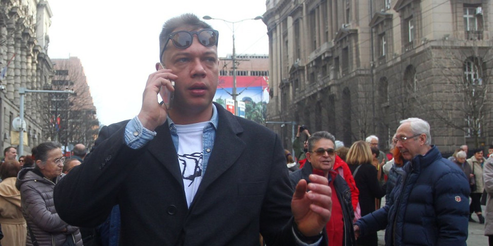 Dobre dnevnice na protestima: Koliko je Đurić zaradio kad se bahati u luksuznim hotelima i vozi automobil od 120.000 evra?! (FOTO)