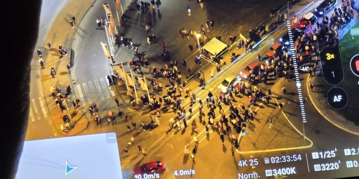 PUKAO JOŠ JEDAN PROTEST SRPSKE OPOZICIJE! Mali broj ljudi se okupio kod Starog savskog mosta, blamiraju se na svakom koraku! (FOTO/VIDEO)