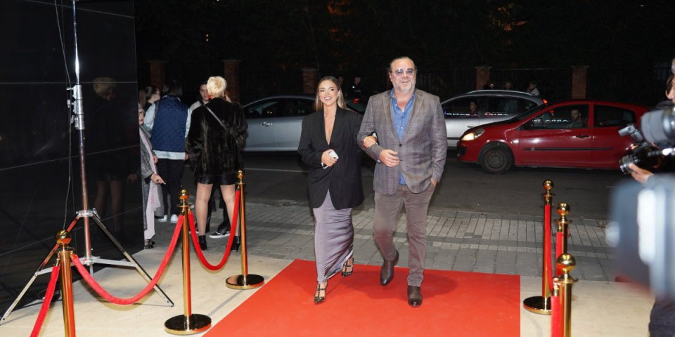 Skinula se i pokazala guzu: Folkerova ćerka mami na greh (VIDEO)