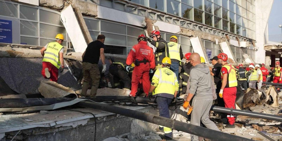 VATROGASCI IZNOSE POVREĐENU OSOBU IZ RUŠEVINA! (VIDEO)