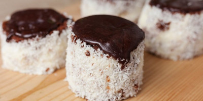 Ruske kape su poznate po nežnoj teksturi i sjajnom ukusu kokosa i čokolade, a priprema je jednostavna.