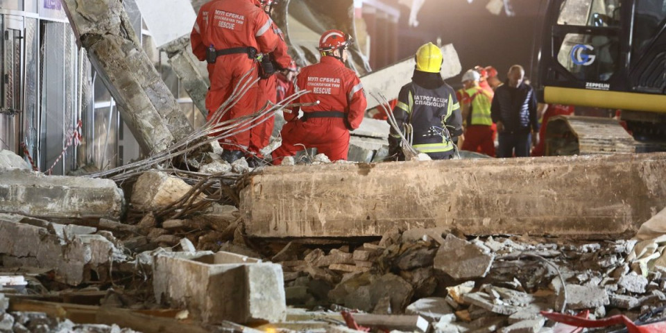 "Samo joj je glava virila ispod betona!" Potresna scena sa mesta tragedije u Novom Sadu: Gledala je u nas, spasilac je rizikovao svoj život!