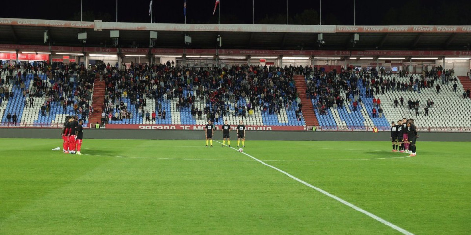 Tuga do neba... Igrači Zvezde i Vojvodine izašli u posebnim majicama i odali počast nastradalima u Novom Sadu (VIDEO)