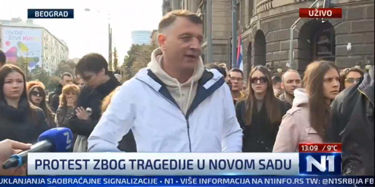 "Došli ste ovde da se zaje*avate s farbom, zgadili ste se svima!" Demonstrant očitao lekciju organizatorima opozicionog skupa (VIDEO)