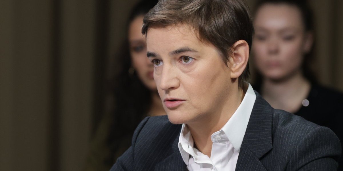 "Kakve veze ovo ima sa tugom i solidarnošću?" Brnabić se oglasila povodom cepanja zastave u Novom Sadu