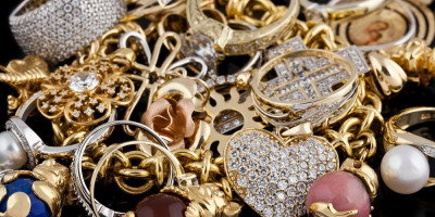 Zlato, srebro i drago kamenje s vremenom mogu da izgube sjaj zbog uticaja spoljašnjih faktora poput prašine, vlage i kozmetike. Uz jednostavne i prirodne metode čišćenja, kao i pažljivo skladištenje, svaki komad nakita može ostati blistav i očuvan dugi niz godina.