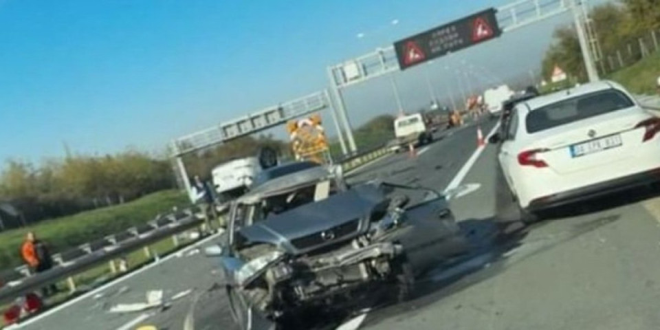 Karambol na autoputu kod Beške: Sudar više vozila, jedan automobil prevrnut nasred puta, Hitna pomoć na licu mesta (FOTO)