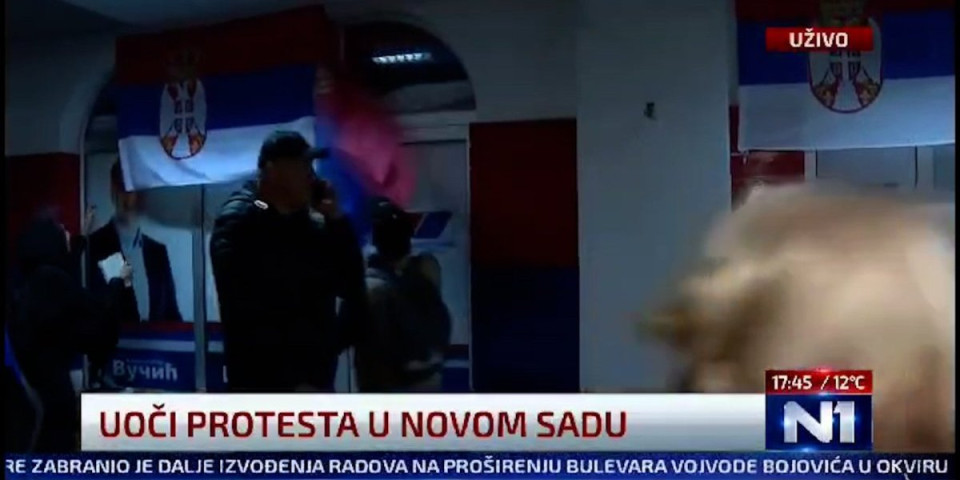 Opozicija cepa i gazi srpsku zastavu! Demonstranti divljaju u Novom Sadu i smeju se (VIDEO)