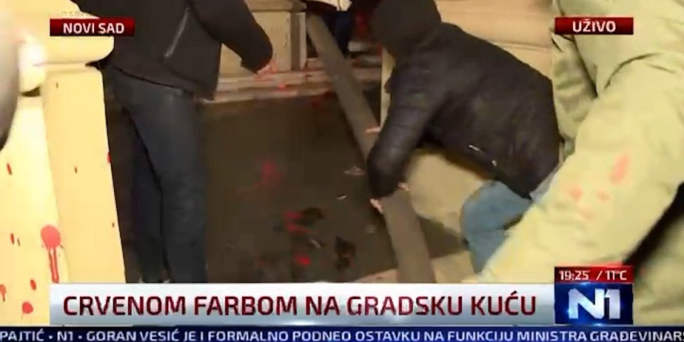 SRAMOTA JE MALA REČ! Opozicija drži komemorativni skup fekalijama po Gradskoj kući (VIDEO)