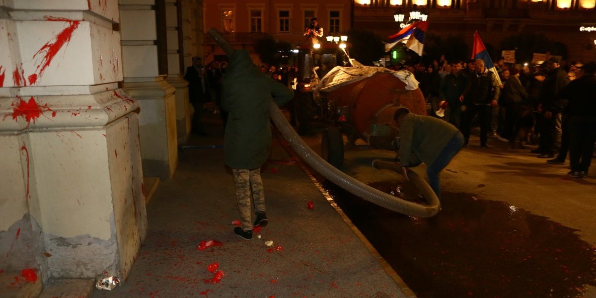 Srpska zastava je simbol jedinstva, snage i slobodarskog duha i ona nije nije samo komad platna! Zvaničnici osudili divljanje i vandalizam u Novom Sadu!