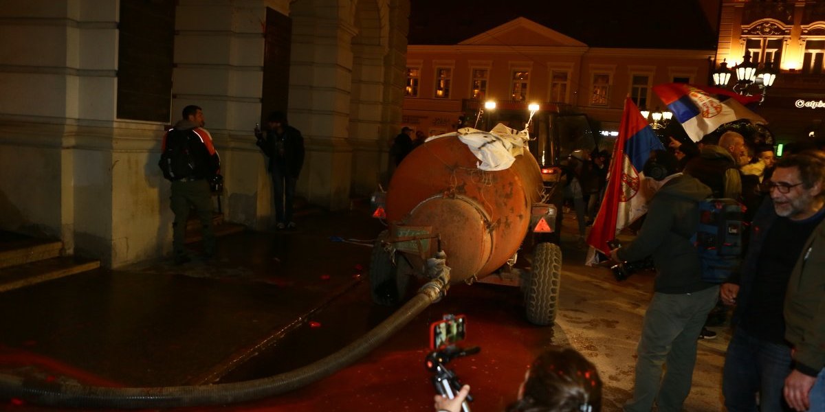 Brutalno vandalizovanje Gradske kuće u Novom Sadu - suzavci, kamenice, crvena farba i FEKALIJE! Pogledajte kako vandali uništavaju sve pred sobom! (VIDEO)