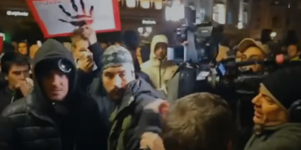 Huligan Bjelić okrivio organizatore protesta i priznao: Nije bilo Vučićevih ubačenih elemenata, mi smo demolirali!