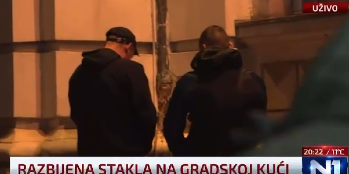 PRE PALJENJA URINIRALI PO GRADSKOJ KUĆI! Nasilni demonstranti uništavaju sve pred sobom u Novom Sadu (VIDEO)