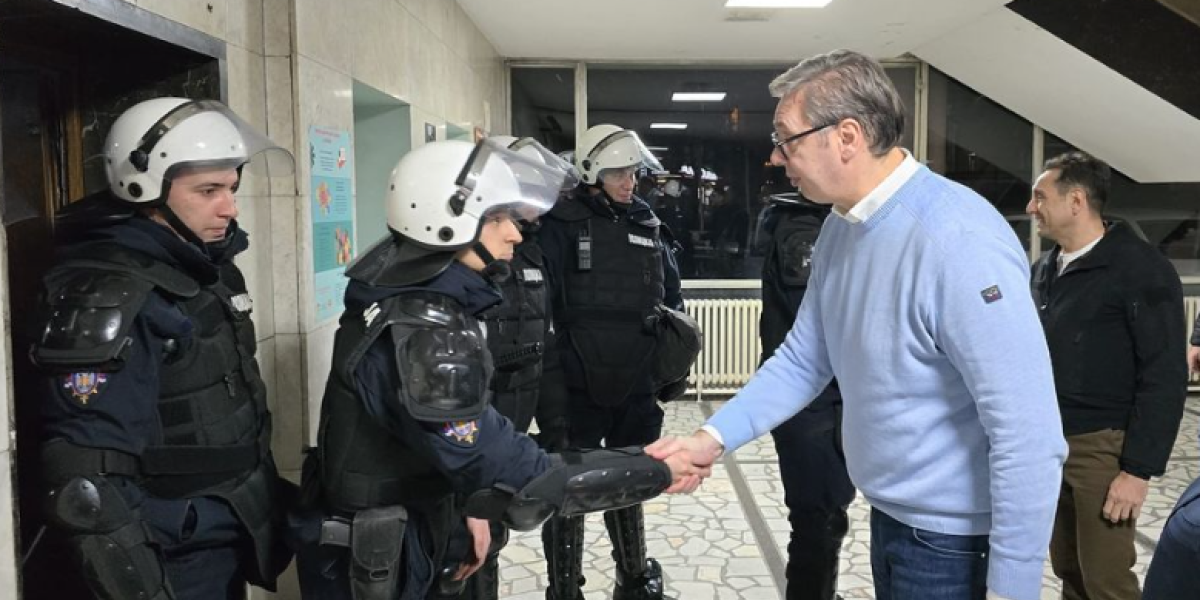 Vučić posetio policajce u Novom Sadu: Uzdržali su se i pokazali odgovornost, hvala devojkama i momcima na ljubavi prema Srbiji (FOTO)