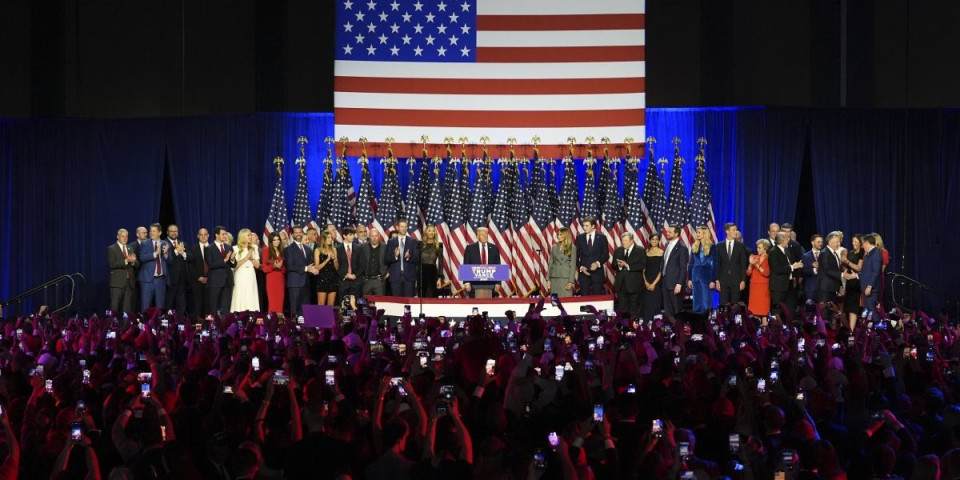 UŽIVO! Obraća se Donald Tramp! Ovo je njegova prva poruka Amerikancima i svetu!