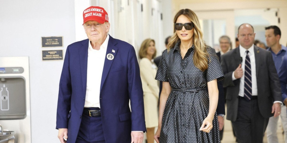 Melanija ima dvojnicu? Internet se usijao zbog snimka - žena koja stoji pored Donalda na izborima nije ona (VIDEO)