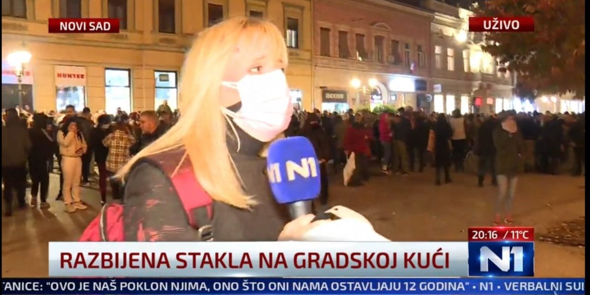 Đilas rekao Žaklini pre polaska u Novi Sad da se spremi?! Lideri nasilnih protesta došli sa čekićem, tajkunska novinarka sa maskom!