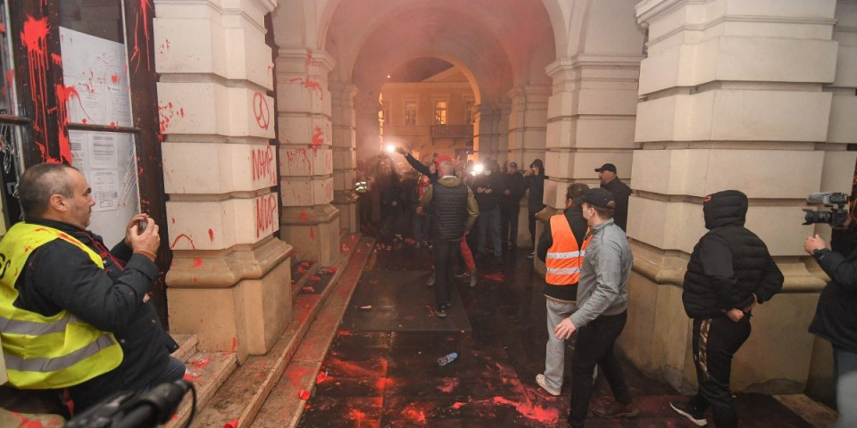 STRATEGIJA CRNOG LABUDA! Opozicija ne odustaje od nasilnih protesta, po svaku cenu hoće na vlast bez izbora!