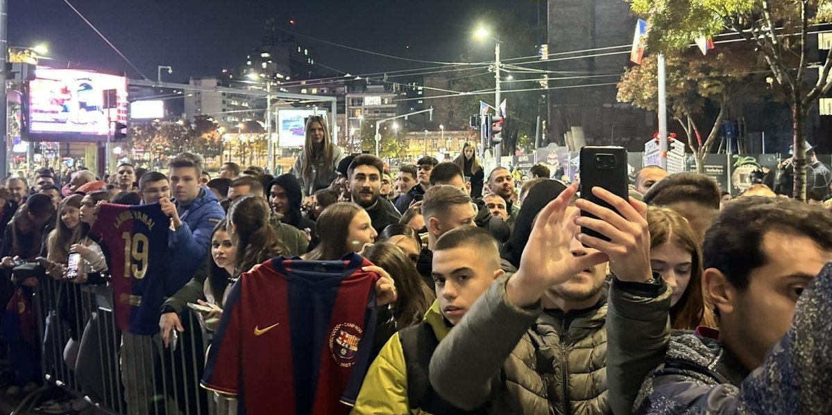 Haos zbog fudbalera Barselone! Nezapamćene gužve ispred hotela (FOTO/VIDEO)