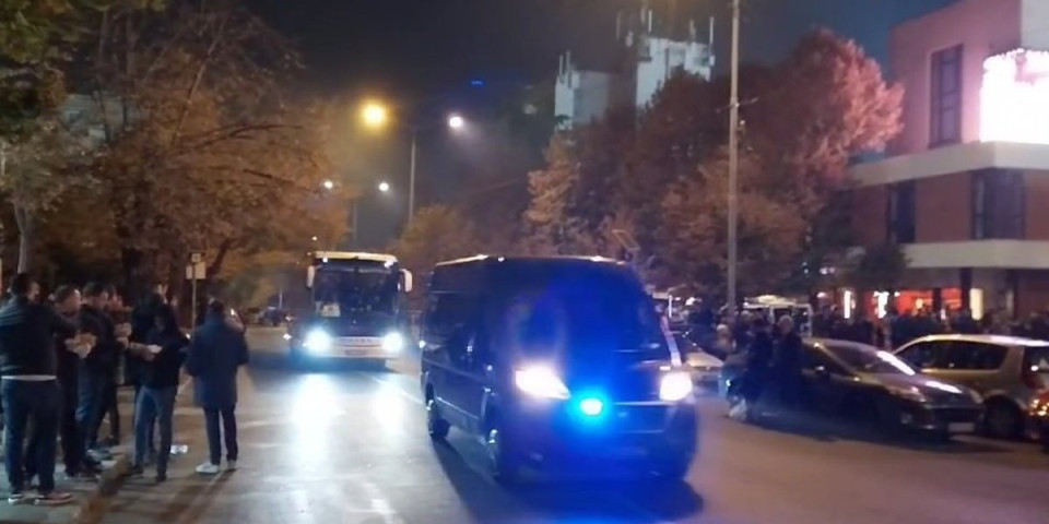 Fudbaleri Barselone pod jakom policijskom pratnjom stigli na "Marakanu"! Evo kako su dočekani (VIDEO)