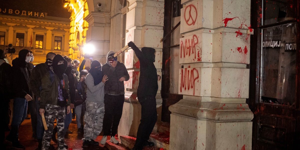 Blokaderi besni zbog sopstvene nemoći, pa traže radikalizaciju! Vučićev foto-robot obojene revolucije se ispostavio tačnim!