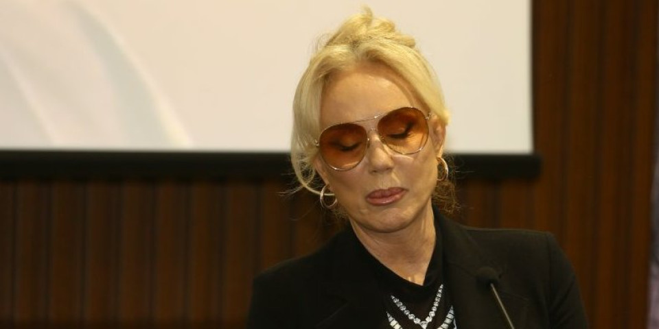 "Ljuti se bezveze, stigle su je godine": Pevač udario na Lepu Brenu