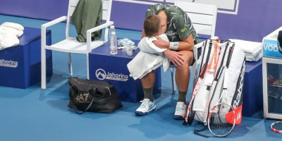 Srpski teniser Hamad Međedović je na Rolan Garosu u Parizu, u trećem kolu, protiv Danijela Altmajera pretrpeo fizičke tegobe zbog kojih nije mogao da nastavi meč. Sunčani uslovi i iscrpljenost izazvali su pad snage, ali je plasman u treće kolo donio značajan napredak na ATP listi.