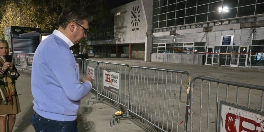 (FOTO) PALE U VODU LAŽI OPOZICIONIH HEJTERA! Fotografije dokazuju da je Vučić u noći rušilačkih protesta odao poštu stradalima u Novom Sadu!