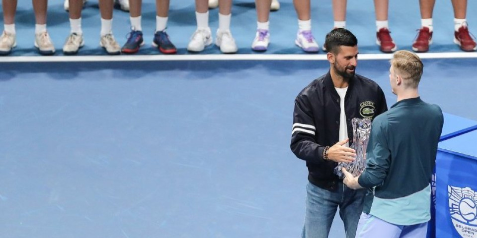 Novak sišao na teren i razgalio publiku! Đoković uručio Šapovalovu trofej "Beograd opena"! (VIDEO)