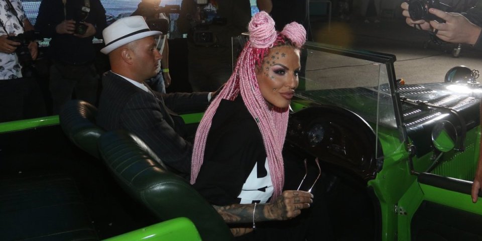 Šok potez poznate starlete: Posle borbe s depresijom, ošišala se do glave (VIDEO)