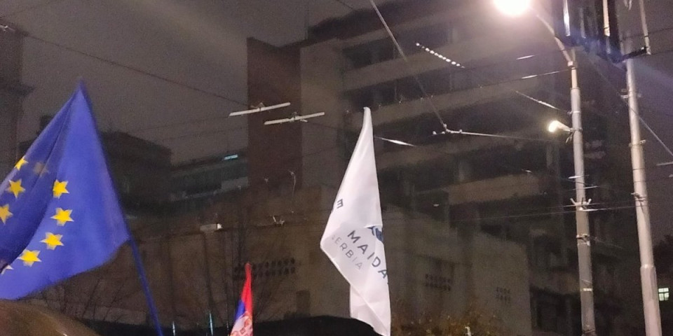 Đilasovci ponovo prizivaju krvoproliće na ulicama Beograda! Zastava "Evromajdan Srbija" se zavijorila na opozicionom protestu! (VIDEO)