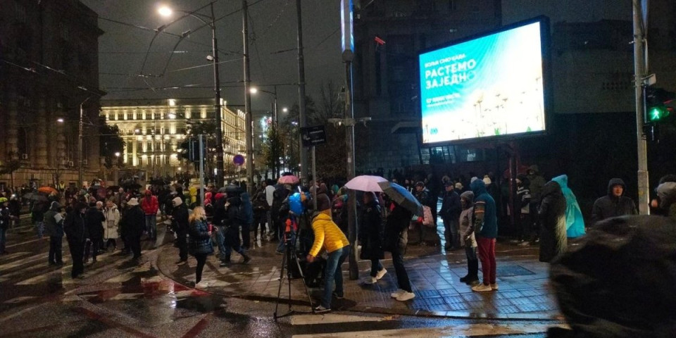 Nedopustivo, kao da je avantura park! Opozicija na protestu "rame uz rame" sa decom