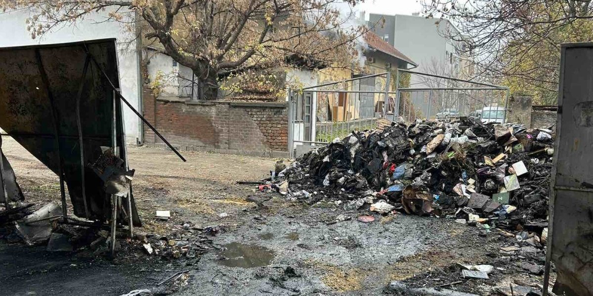 "Buvljak" ispod nadvožnjaka ostao bez robe! Piromanka "teroriše" ulične prodavce!