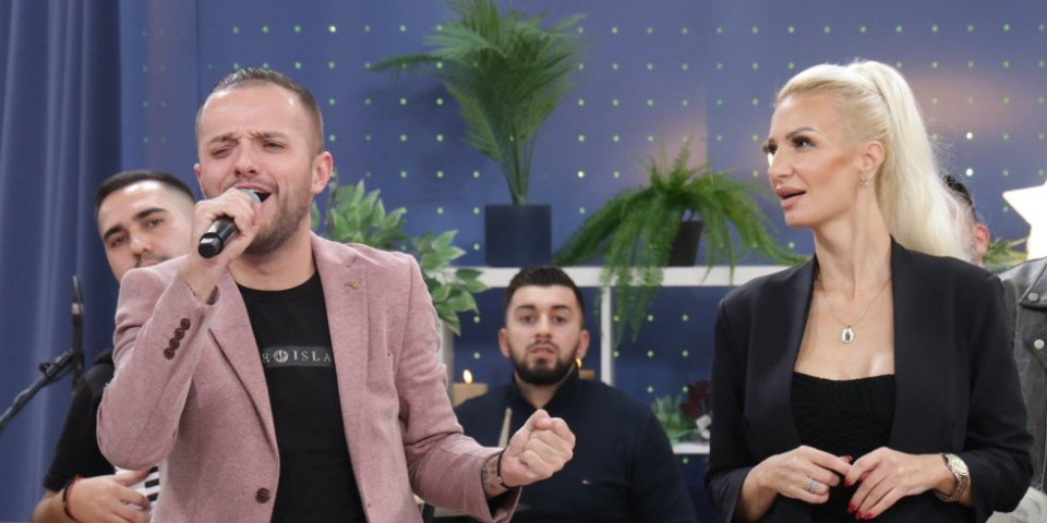 Luda žurka u "Informer baru"! Kosmajac i Danica Balabanović legendarnim hitovima doveli atmosferu do usijanja (VIDEO)