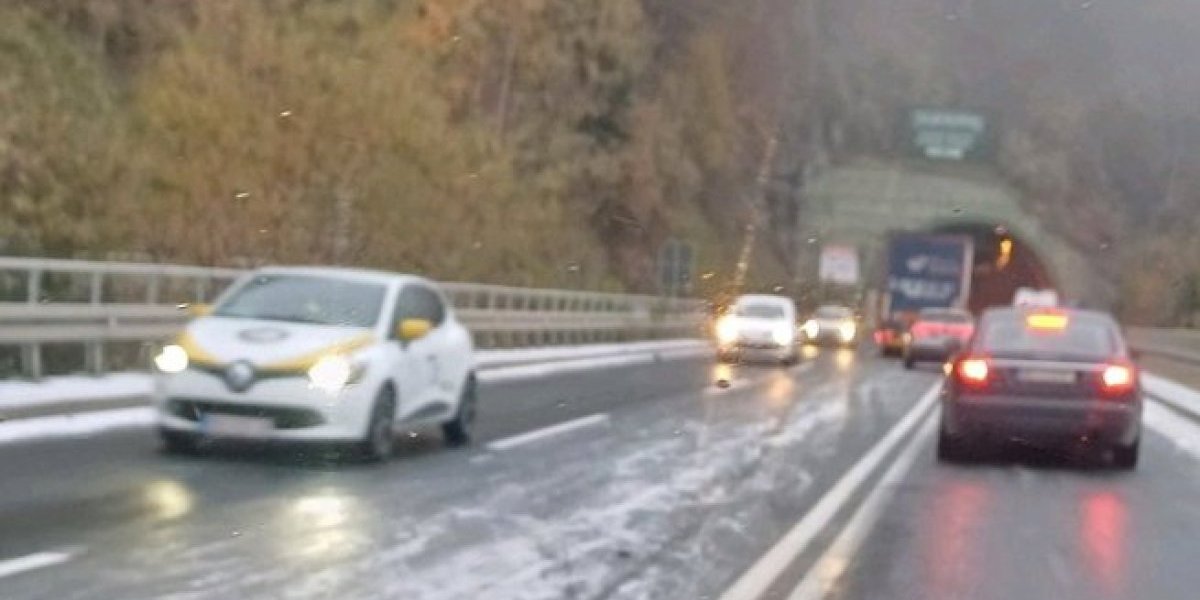 Četiri vozila proklizala kod Zlatibora! Poledica na putu!