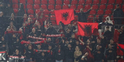 Fudbalski duel između Istoga i Trepče Mitrovice u okviru 20. kola Druge lige tzv. Kosova završen je rezultatom 1:1, ali meč je ostao u senci skandaloznog incidenta! Naime, navijači domaćeg tima priredili su sramnu provokaciju, pošto su tokom drugog poluvremena zapalili srpsku zastavu na tribinama.