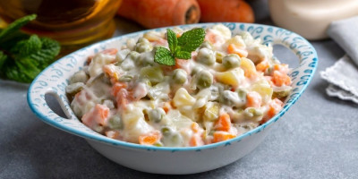 Ruska salata je klasik koji nas uvek podseća na praznične trpeze. Njena kremasta tekstura i osvežavajući ukus čine je pravim užitkom za nepce.