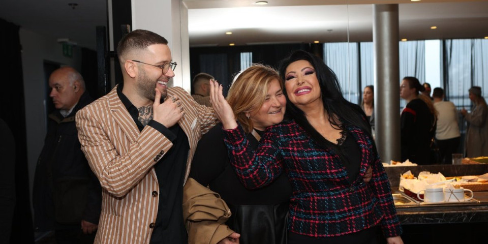 (VIDEO) Haos u kolima - Pevač odbio da ga vozi pijana koleginica: "Želim da živim"