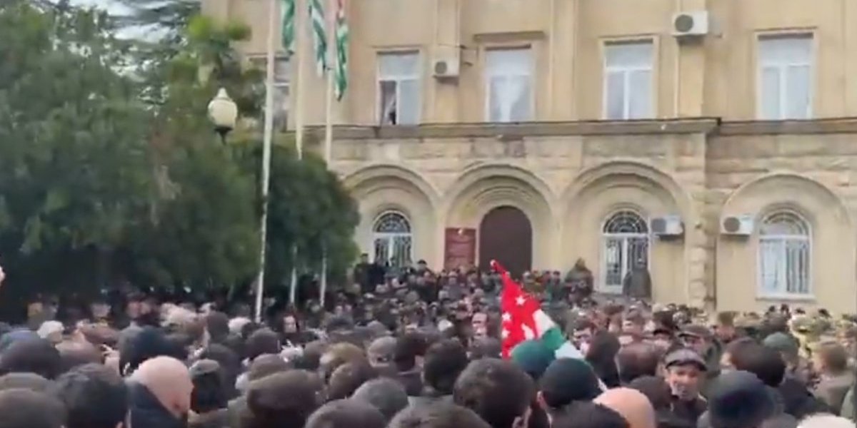 Predsednik počeo da moli! Demonstranti u Abhaziji odbili da napuste parlament!